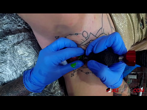 ❤️ Sully Savage, une chaudasse extrêmement tatouée, s'est fait tatouer le clitoris. ☑ Porno at us fr.verhentai.ru ❌️